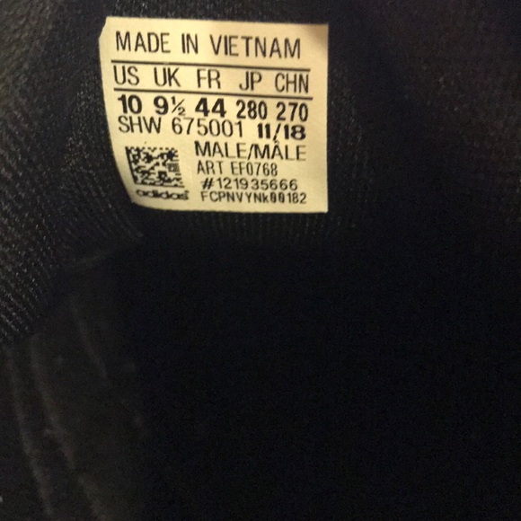 Adidas brand with the 3 stripes - Picture 3 of 8